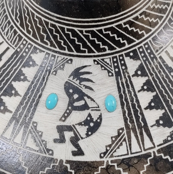 Beautiful Navajo Pottery Etched Seed Pot by Myron Charley With Inlaid Turquoise - Picture 6 of 12